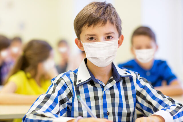 Enfant avec masque en salle de classe
